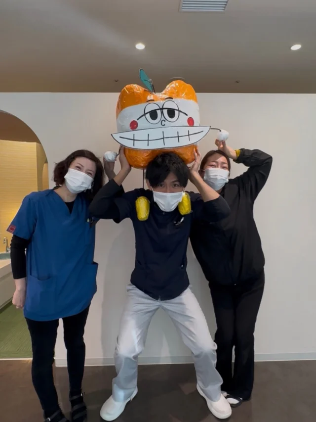 .
こんにちは！さこだ歯科です🦷💫

小児歯科のマスコットキャラクターぴかりんを
スタッフが心を込めて作りました😌🫶🏼💕

当院では小児歯科にも力を入れています🦷✨
@sakodakids 

「歯医者さんがこわい…」
そんなお子さまでも安心して通えるよう、
やさしく、丁寧な診療を心がけています😊

虫歯予防から定期検診まで、
お子さまの大切な歯を一緒に
守っていきましょう🪥

＿＿＿＿＿＿＿＿＿＿＿＿＿＿＿＿＿＿＿＿＿

鹿児島中央駅より徒歩1分
『 医療法人篤志会 さこだ歯科 』
〒890-0053
鹿児島市中央町19-40 Lika1920 6F
#鹿児島歯科医師
#鹿児島衛生士 
#鹿児島歯科
#さこだ歯科
#小児歯科 

📞099-285-2011
✉️info@sakoda-dc.com

@sakodadc