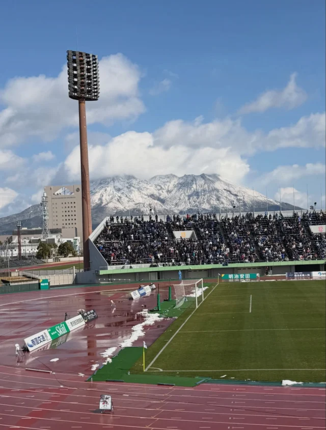 .
先日、当院がスポンサーを務めている
鹿児島ユナイテッドFCの試合を観戦してきました⚽️✨

開幕戦、南九州ダービーでしたが、2-3で
負けてしまいました😭😭😭

吹雪の中での試合となりましたが、
スタジアムの熱気と選手たちの姿に
たくさんの元気と感動をもらいました❤️‍🔥

当院はスポンサーとして、鹿児島ユナイテッドFCを
応援するとともに、地域の皆さまのお口の健康を
支える歯科医院であり続けたいと考えています🦷✨

＿＿＿＿＿＿＿＿＿＿＿＿＿＿＿＿＿＿＿＿＿

鹿児島中央駅より徒歩1分
『 医療法人篤志会 さこだ歯科 』
〒890-0053
鹿児島市中央町19-40 Lika1920 6F
#鹿児島歯医者 
#さこだ歯科
#鹿児島歯科 
#鹿児島ユナイテッドfc 

📞099-285-2011
✉️info@sakoda-dc.com

@sakodadc