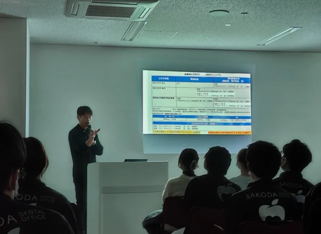 .
 
先日、東京科学大学の松尾浩一郎教授をお招きし、
院内セミナーを開催しました✨
 
今回のテーマは「口腔機能と栄養・フレイル」
私たちさこだ歯科からは、歯科医師だけでなく、
歯科衛生士、管理栄養士などのスタッフも参加し
チーム全体で学びを深めました🦷🪥
 
松尾教授は、高齢者歯科やオーラルフレイル研究の
第一人者であり、現在は東京科学大学
（旧 東京医科歯科大学と東京工業大学が統合）
で教鞭を執られています。
 
講義の中で特に印象的だったのは、
「機能の予備力（ファンクショナル・リザーブ）」
という考え方です💡
　
病気になってから治すのではなく、元気なうちから
「噛む力・飲み込む力」の貯金を作っておくこと。
この「予備力」があるかどうかが、万が一肺炎などで
入院した後に、再び美味しい食事に戻れるかの　
分かれ道になるそうです！💫
 
「歯を治す」だけでなく、「一生美味しく食べる幸せを守る」ために。
今回学んだ知識を活かし、お口の機能チェックや栄養指導など、
明日からの診療で患者様に還元していきたいと思います！🥰
 
#さこだ歯科 
#鹿児島歯科医院
#東京科学大学 
#松尾浩一郎教授
#オーラルフレイル